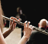Jogador de flauta na orquestra
