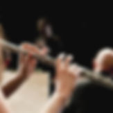 Jogador de flauta na orquestra
