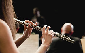 suonatore di flauto nell'orchestra