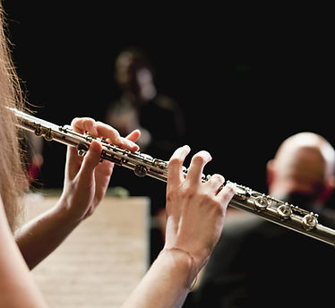 suonatore di flauto nell'orchestra