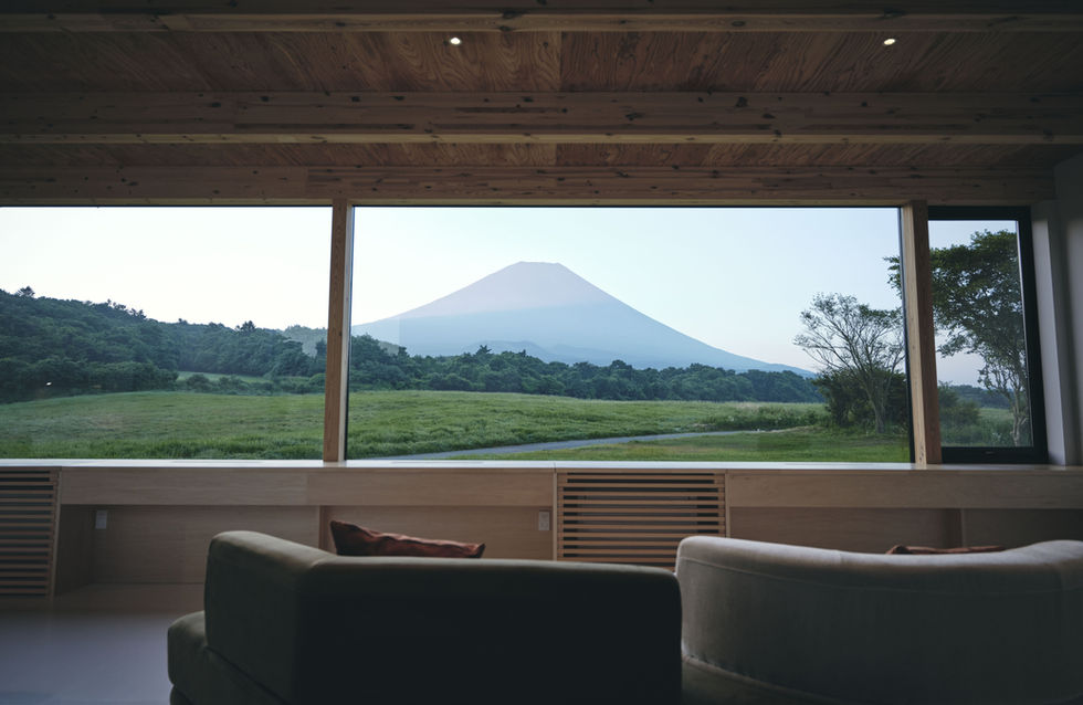 富士山に向かって大きく開く大開口をもつ木造宿泊施設 The Nearest Fuji｜AEROHOUSE