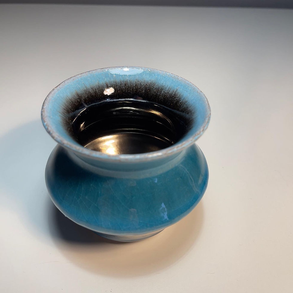 Thumbnail: Light blue gold vase