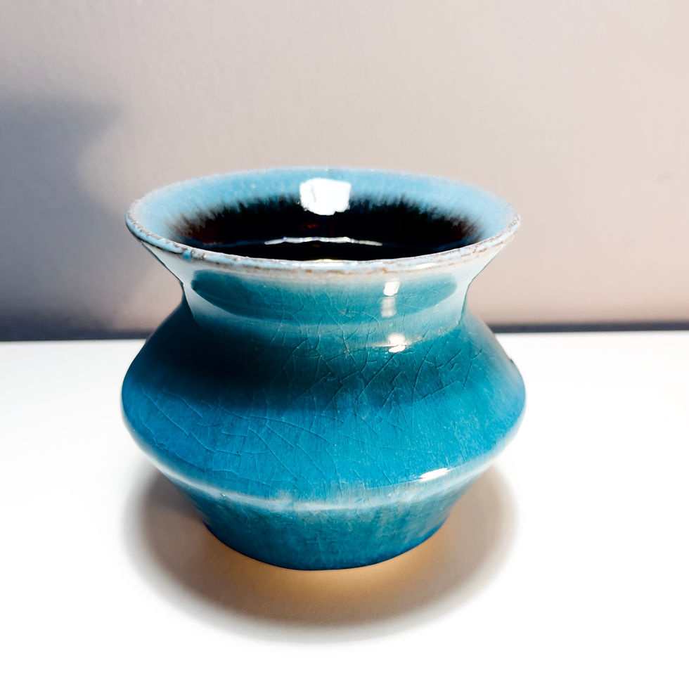 Thumbnail: Light blue gold vase