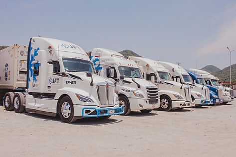 flotilla de tractocamiones JFT Logistic estacionados en patio de maniobras, Manzanillo, Colima