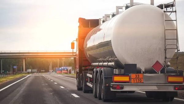 Camión cisterna JFT Logistic circulando en carretera materiales (IMO)