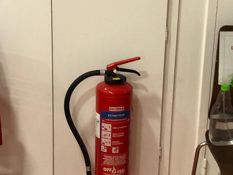 Vérification annuelle des extincteurs BAES et alarme incendie dans le Sud Gironde