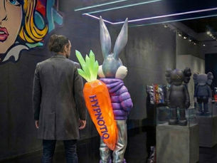The HYPNOTIQ Smart Mannequin Window Installation — Retail as Performance Art