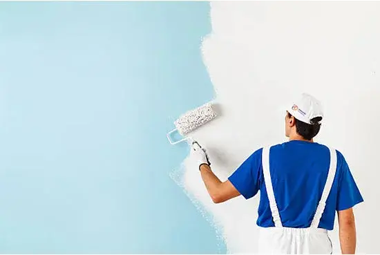 homem pintando parede / man painting wall