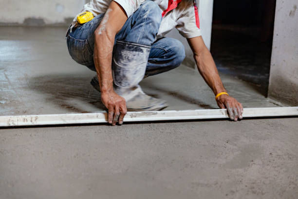 homem fazendo chão de concreto / man making concrete floor
