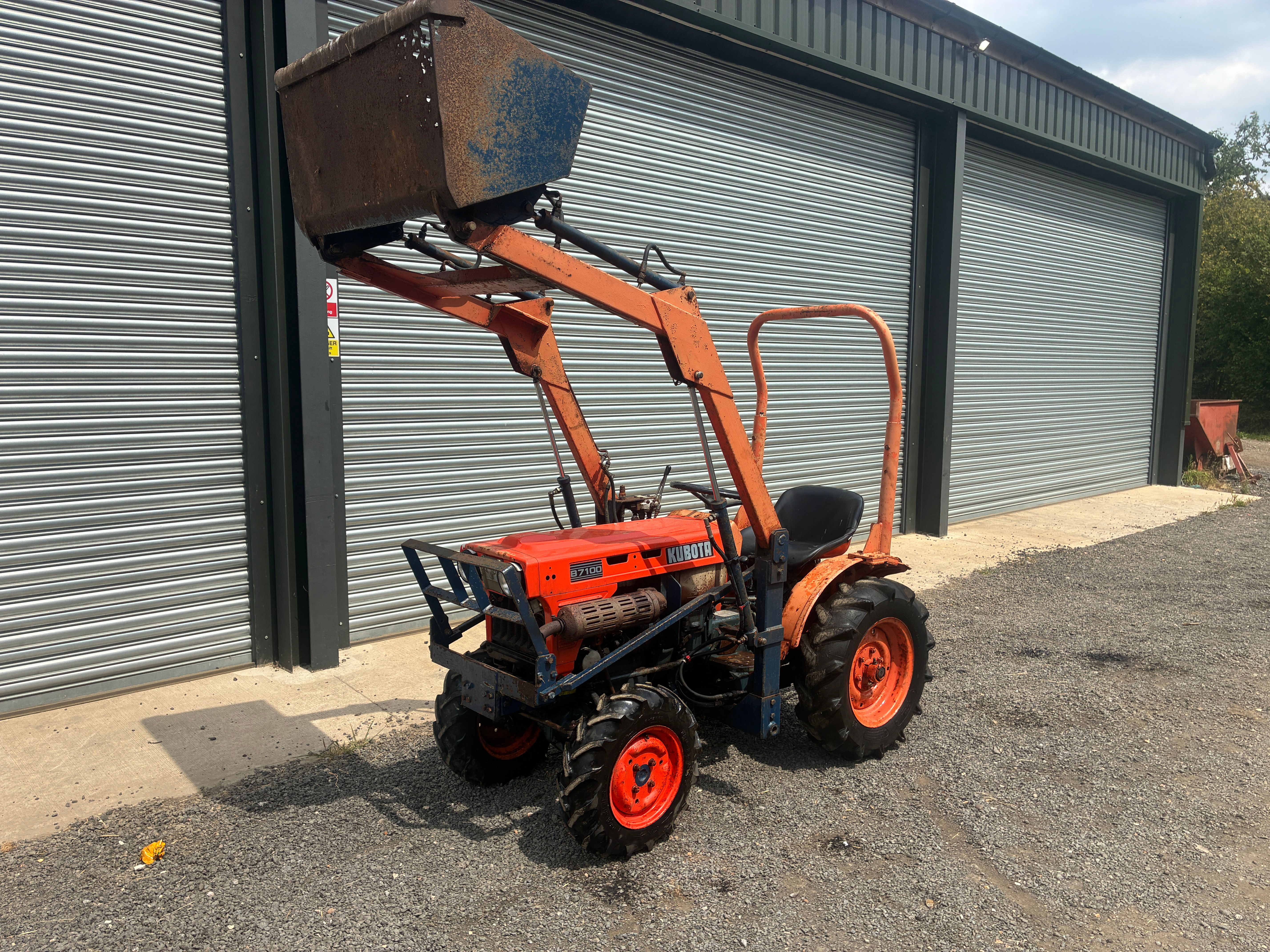 Kubota B7100 compact loader tractor