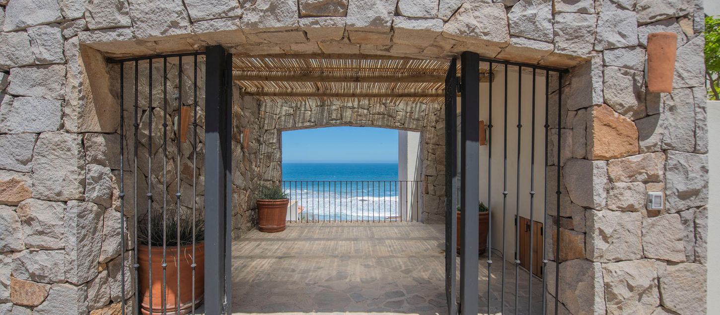acceso casa en tortugas de cachagua frente al mar