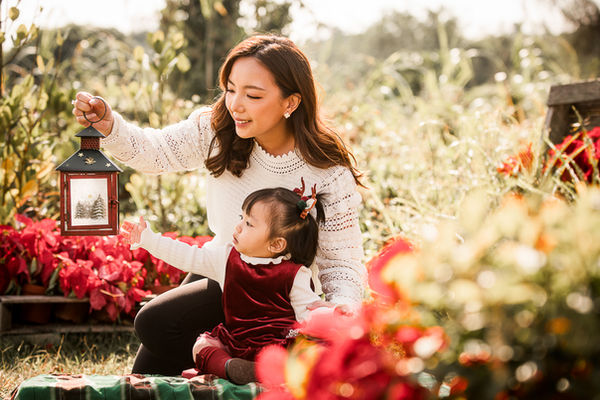 🎄 Capture the Magic: Christmas Backyard Photo Sessions Now Open in Hong Kong!
Looking for a unique and heartwarming way to celebrate the holidays with your family? Our Christmas Backyard Photo Sessions are back — and they’re more magical than ever!