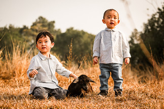 🐐✨ Here is WILD OUTDOOR FAMILY PHOTO SESSION — a rare wildlife photo shoot with over a hundred goats in a natural outdoor. This unique family portrait session lets children run freely among the goats, laugh, and explore nature, while parents join in to create unforgettable outdoor family photos in Hong Kong.    🚗 The location is easy to reach by car, making this family‑friendly outdoor photography session simple and stress‑free. And if Dad drives a 4x4 or SUV, his beloved car can even become part of the background — combining goats, nature, and family into one perfect wild lifestyle photo shoot.    This is more than just pictures; it’s about capturing authentic Hong Kong lifestyle photography filled with joy, connection, and natural beauty.  📷 We are Play With Picture — your trusted choice for family photography in Hong Kong, outdoor photo sessions, and unique seasonal portraits.      🐐✨ 全新主題 —— Shepherding in WILD 家庭攝影!  超過一百隻山羊自由奔跑，帶嚟一個罕有嘅 親子野外體驗。小朋友可以同山羊一齊追逐、玩樂，喺大自然中盡情笑同跑；父母亦可以參與其中，因為呢唔單止係小朋友嘅快樂，而係一家人一齊留下珍貴回憶嘅時刻。    🚗 地點非常方便，車輛可以直達，令整個過程輕鬆無憂。(✨如果爸爸揸越野車或 SUV，仲可以利用愛車做背景，配合山羊同家庭，組合成一個完美嘅 野外家庭攝影。)    今次唔單單只係一般家庭拍攝，而係一次 野外風格攝影 - 捕捉真摯笑容、家庭連繫同大自然之美。  📷 我地係 Play With Picture — 您可信賴嘅 香港家庭攝影選擇、戶外攝影體驗同 季節限定親子相片