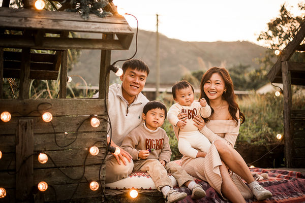 🎄 Capture the Magic: Christmas Backyard Photo Sessions Now Open in Hong Kong!
Looking for a unique and heartwarming way to celebrate the holidays with your family? Our Christmas Backyard Photo Sessions are back — and they’re more magical than ever!
