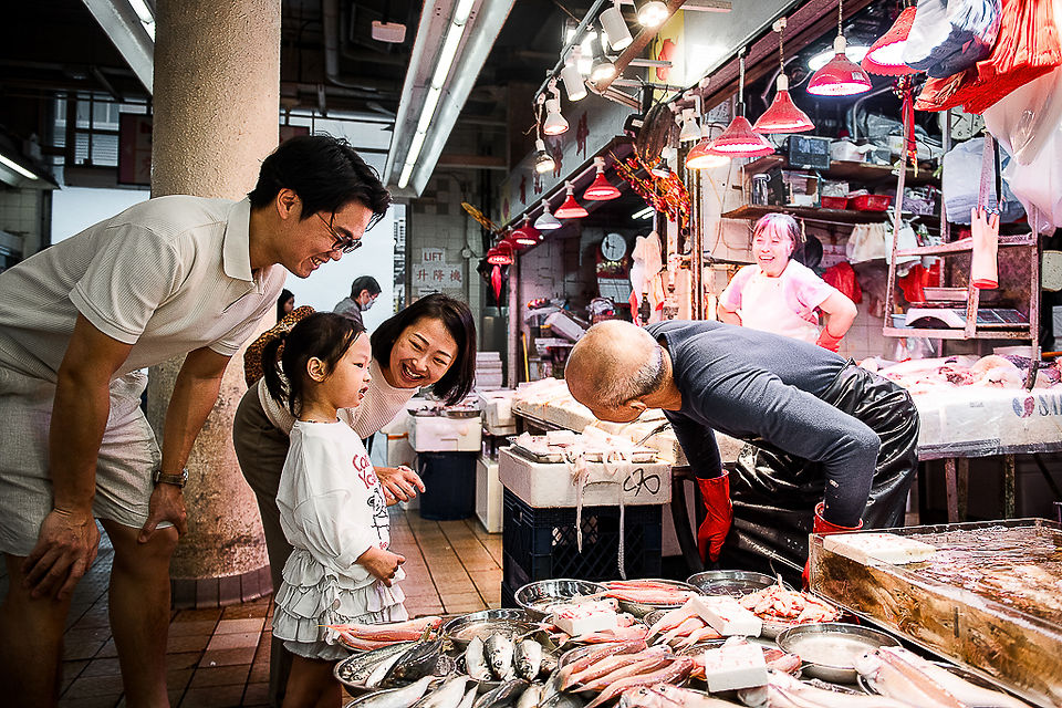 Family walking together in Hong Kong streets during City Amble family photography session 香港家ĺşć”ťĺ˝± City Amble 攝影 ĺ®¶ĺşç›¸ 香港 Parents and children laughing in Hong Kong park, lifestyle family portraits City Amble session Grandparents strolling hand in hand with grandchildren, authentic Hong Kong family photography Lifestyle Photography Hong Kong family portraits outdoors, Play With Picture City Amble session Children playing in Hong Kong playground, candid family photography City Amble session 香港家ĺşć”ťĺ˝±ĺ¸«ćŽ¨ä»‹ďĽŚč‡Şç„¶ĺ®¶ĺşç›¸ City Amble 攝影 Family portraits in Hong Kong Chinese garden, capturing love and memories City Amble session