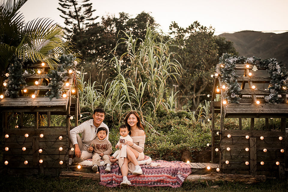 🎄 Capture the Magic: Christmas Backyard Photo Sessions Now Open in Hong Kong! Looking for a unique and heartwarming way to celebrate the holidays with your family? Our Christmas Backyard Photo Sessions are back — and they’re more magical than ever!