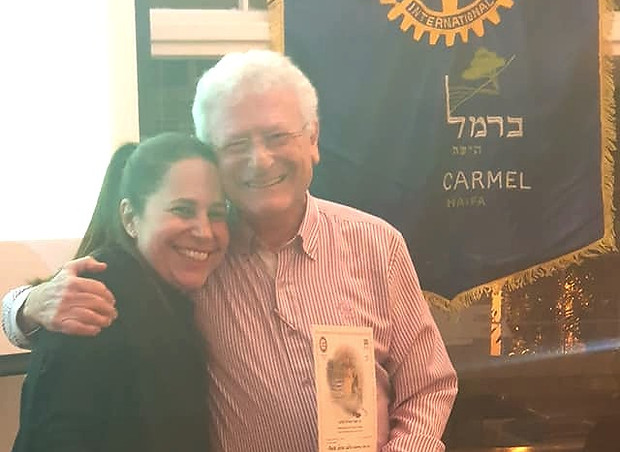 הילה עם נשיא רוטרי חיפה