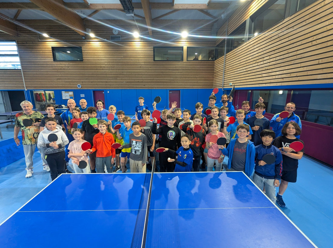 Les joueuses et joueurs de la Stella réunis autour d'une table en salle