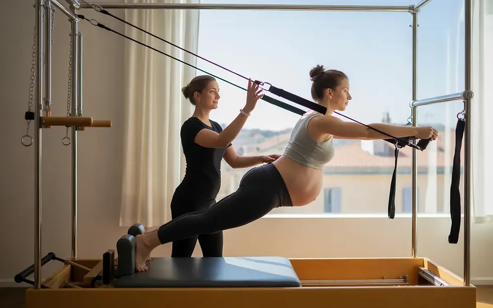 ENERGY PILATES : femme enceinte au 3e trimestre pratiquant le Pilates Reformer en studio moderne et lumineux à Marseille, coach attentive, lumière méditerranéenne et aperçu discret du Vieux-Port par la fenêtre.