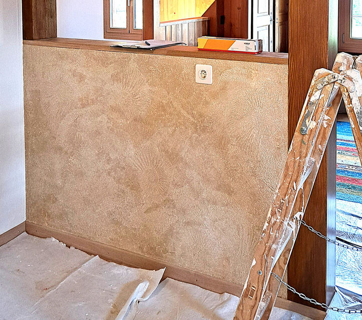 Eine fertig gespachtelte Wand mit kunstvollen Ammonitenmustern vereint natürliche Formen mit kreativem Handwerk. Durch die Kombination aus dekorativer Spachteltechnik und präziser Schablonentechnik entsteht eine einzigartige Wandoberfläche mit faszinierender Struktur und plastischer Wirkung. Die filigranen Fossilienmotive verleihen dem Raum eine elegante, zeitlose und individuelle Atmosphäre. Jede Wand wird zu einem besonderen Blickfang und verbindet natürliche Ästhetik mit exklusivem Wanddesign.