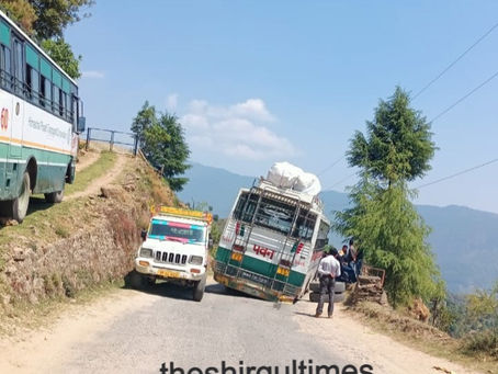 शिमला से हरिपुरधार जा रही मीनू कोच बस के पहिए निकले बड़ा हादसा होने से बचा