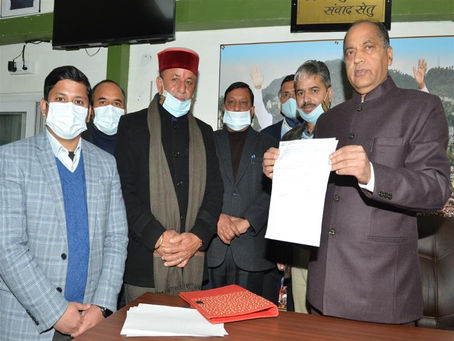 मुख्यमंत्री को 21,05,823 रुपये का चैक भेंट किया