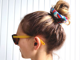 Un chouchou imprimé dans les cheveux