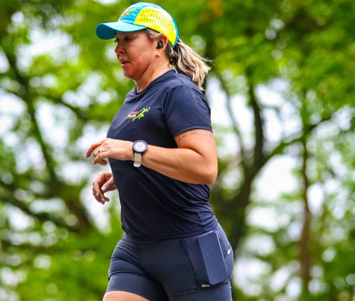 "Corredor de rua em treinamento de alta intensidade focado em performance técnica pela Runners Pacer