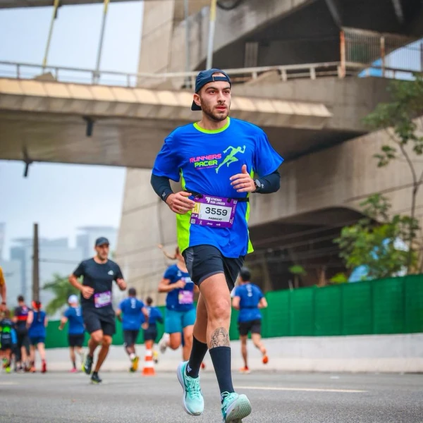 "Atleta de elite em treinamento de alta intensidade orientado pela metodologia científica da Runners