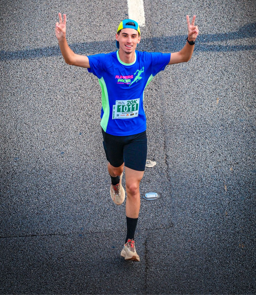 "Corredor de rua em treinamento de alta intensidade focado em performance técnica pela Runners Pacer
