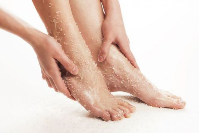 le-gommage-des-pieds-7454-664-0