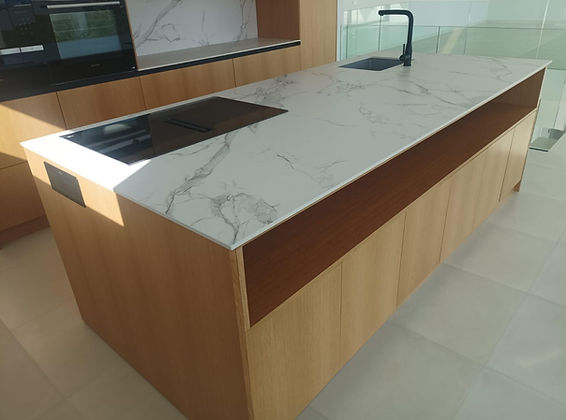 Isla cocina madera artesanal con bancada
