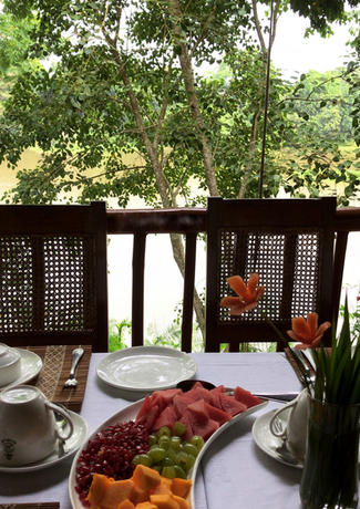 Diphlu River Lodge breakfast overlooking the river
