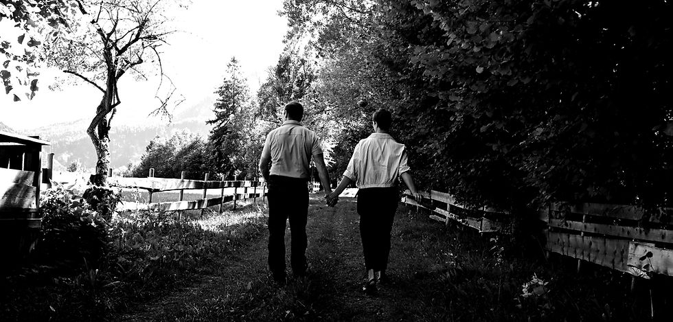 Thomas und Anja als Paar laufend durch einen Wald von hinten fotografiert