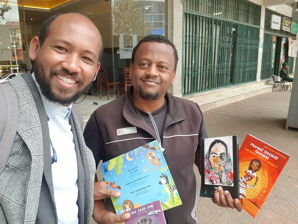 Auf dem Foto sind Ephrem Bekele (SunEko-Direktor) und Moges Aregay (Art of Buna) bei der Bücherübergabe zu sehen.