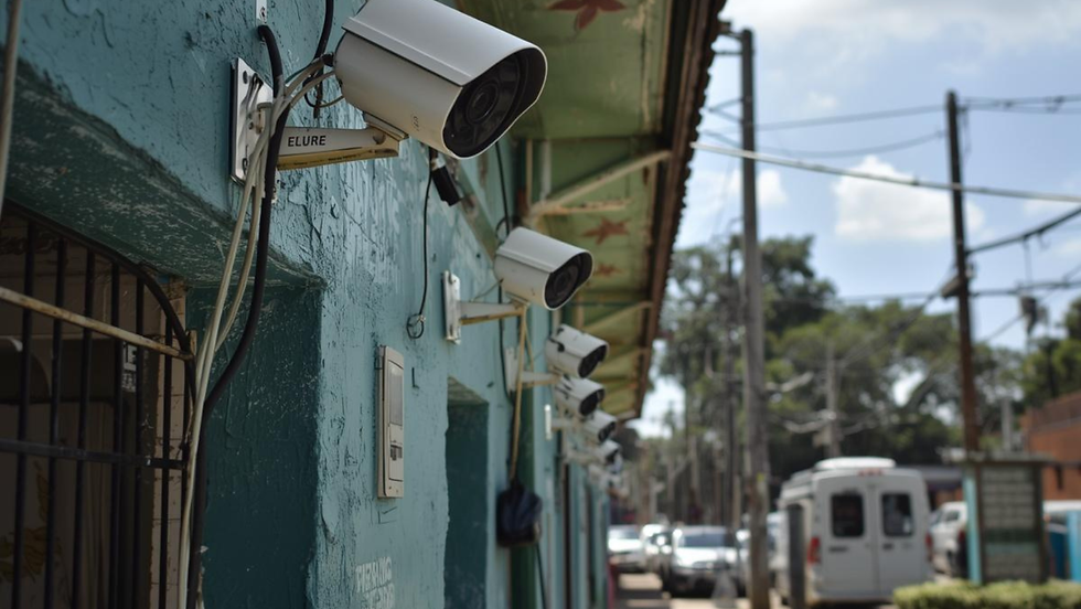 Câmeras de segurança instaladas em posto de saúde de Campo Grande, ilustrando o projeto aprovado pela Câmara para prevenir violência contra profissionais de saúde. Foto representativa de unidade pública com monitoramento.