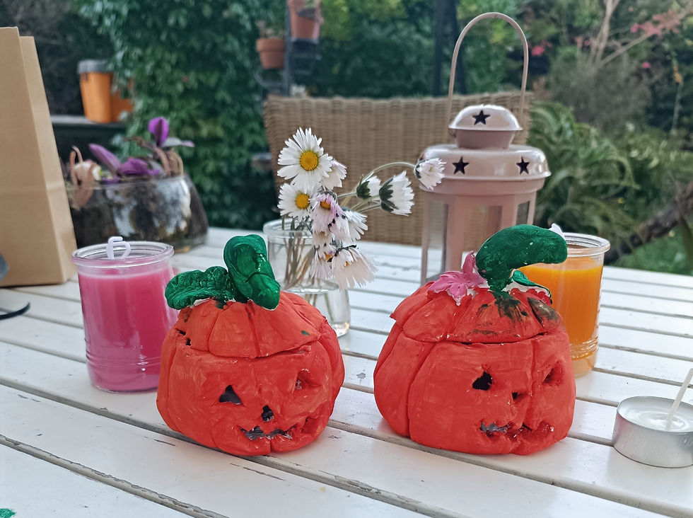 Photophore citrouille en argile autodurcissante réalisé par les enfants pendant les ateliers d'automne By Eugénie