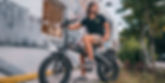 Bärtiger Mann auf einem E-Bike mit Breitreifen