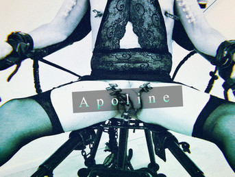 Apoline assise sur le trône de fer