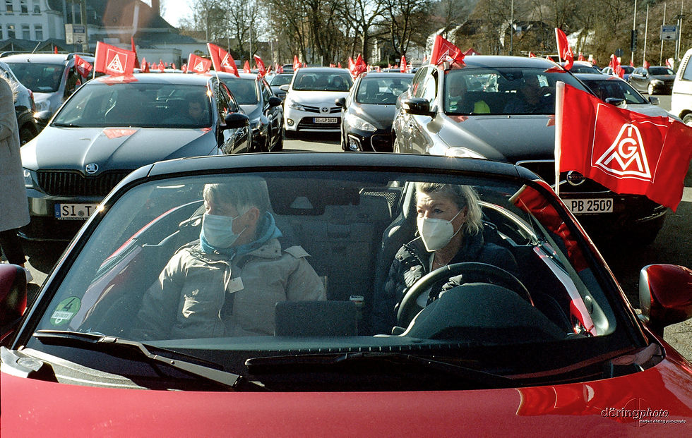 Die IG Metall ist pfiffig und ruft zu "Demonstration im Autokino" auf. Beschäftigte demonstrieren gegen Stellenabbau auf dem Bismarckplatz in Siegen, März 2021.