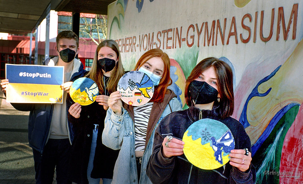 Schüler demonstrieren für Frieden am Gymnasium Betzdorf, März 2022.