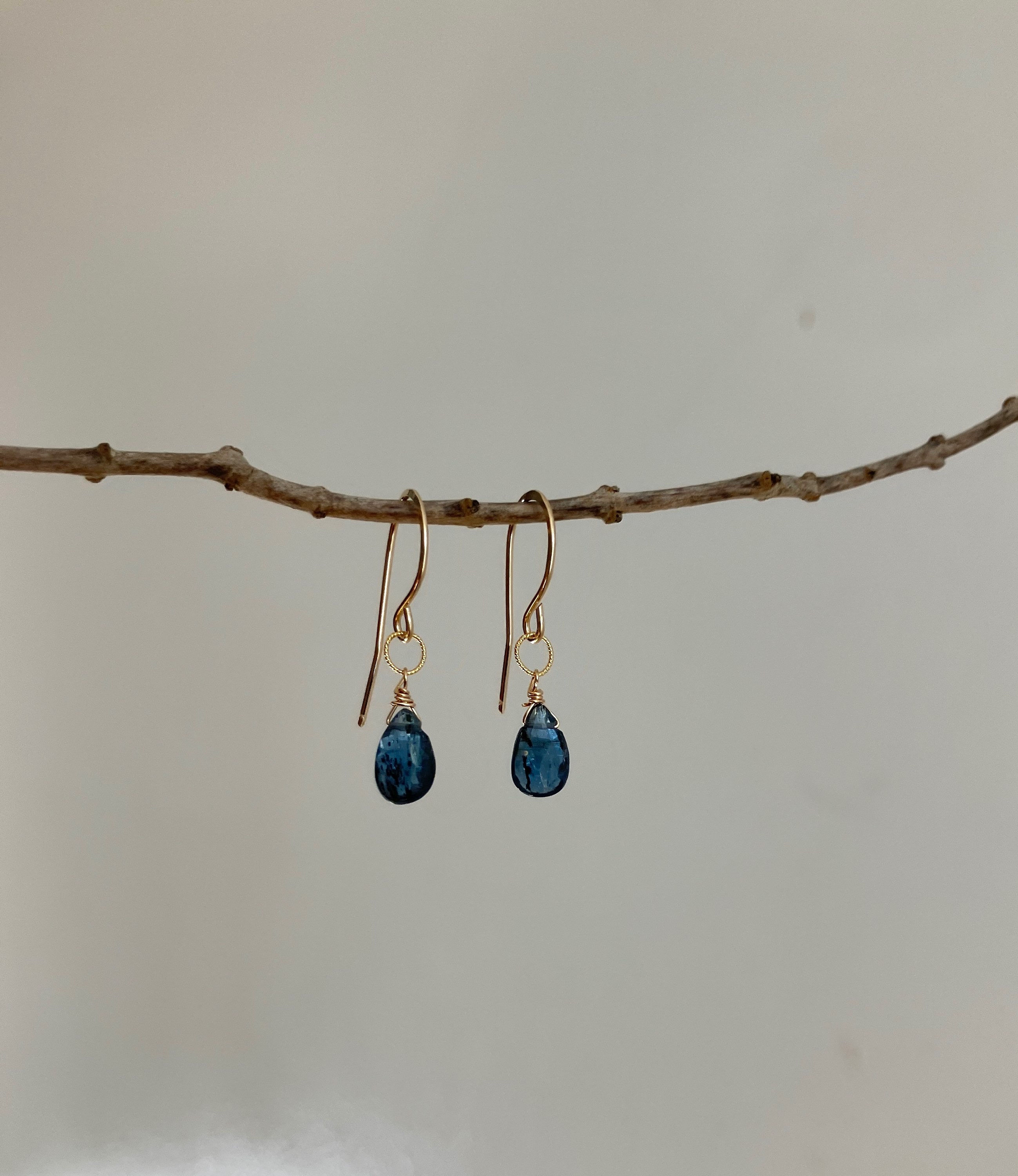Kyanite Suspended 