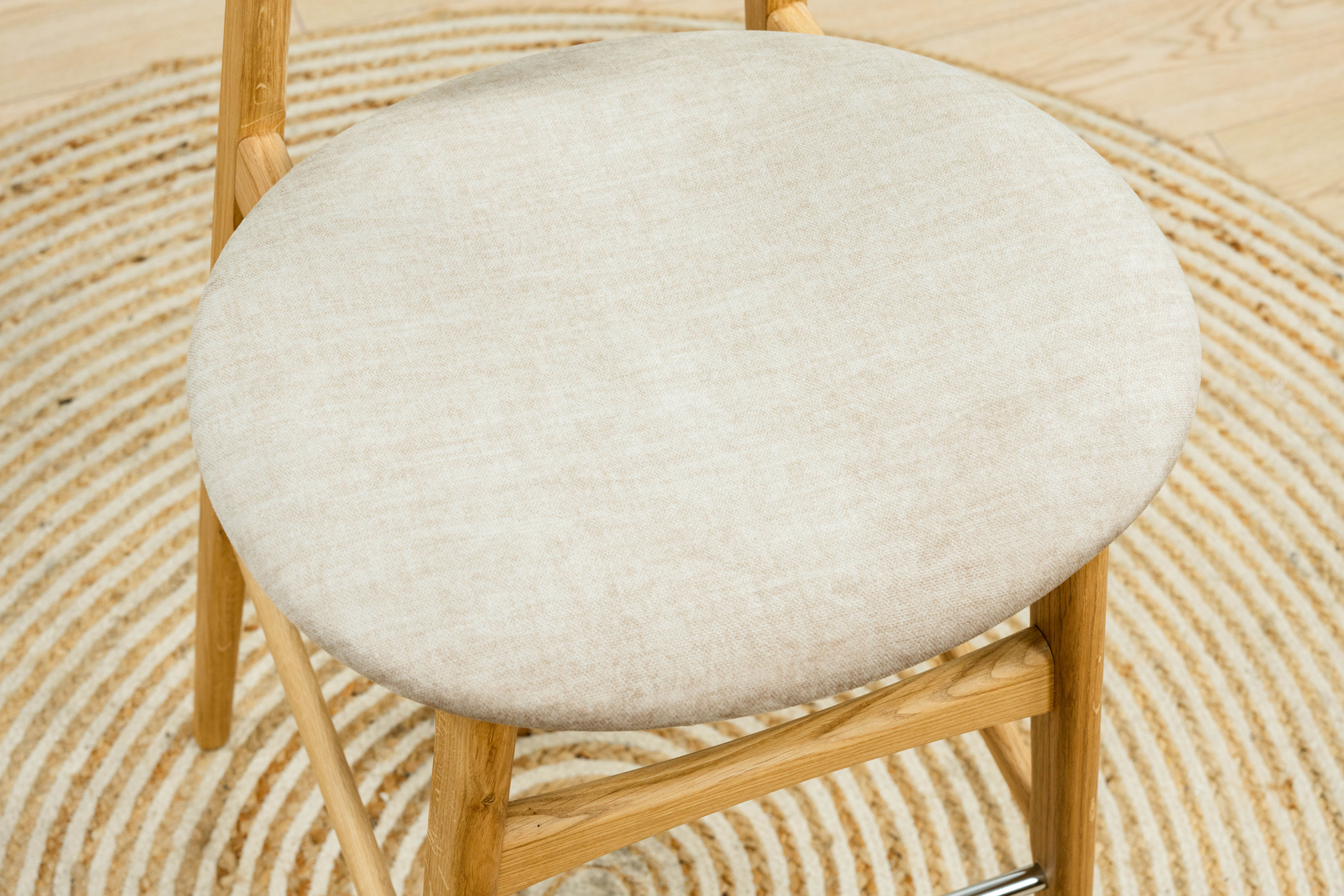 Stołek barowy dębowy tapicerowany MIO - lite drewno / wosk / H700 / beige 02 - STÓŁ I KRZESŁO - SALON MEBLOWY