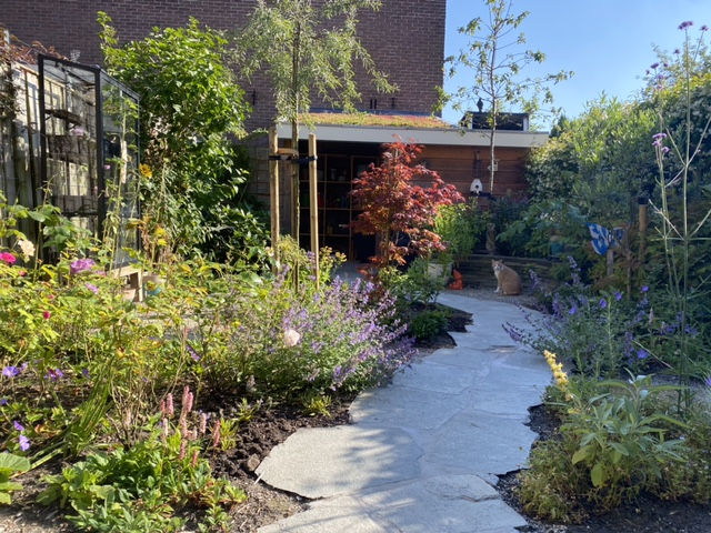 Tuin met flagstones