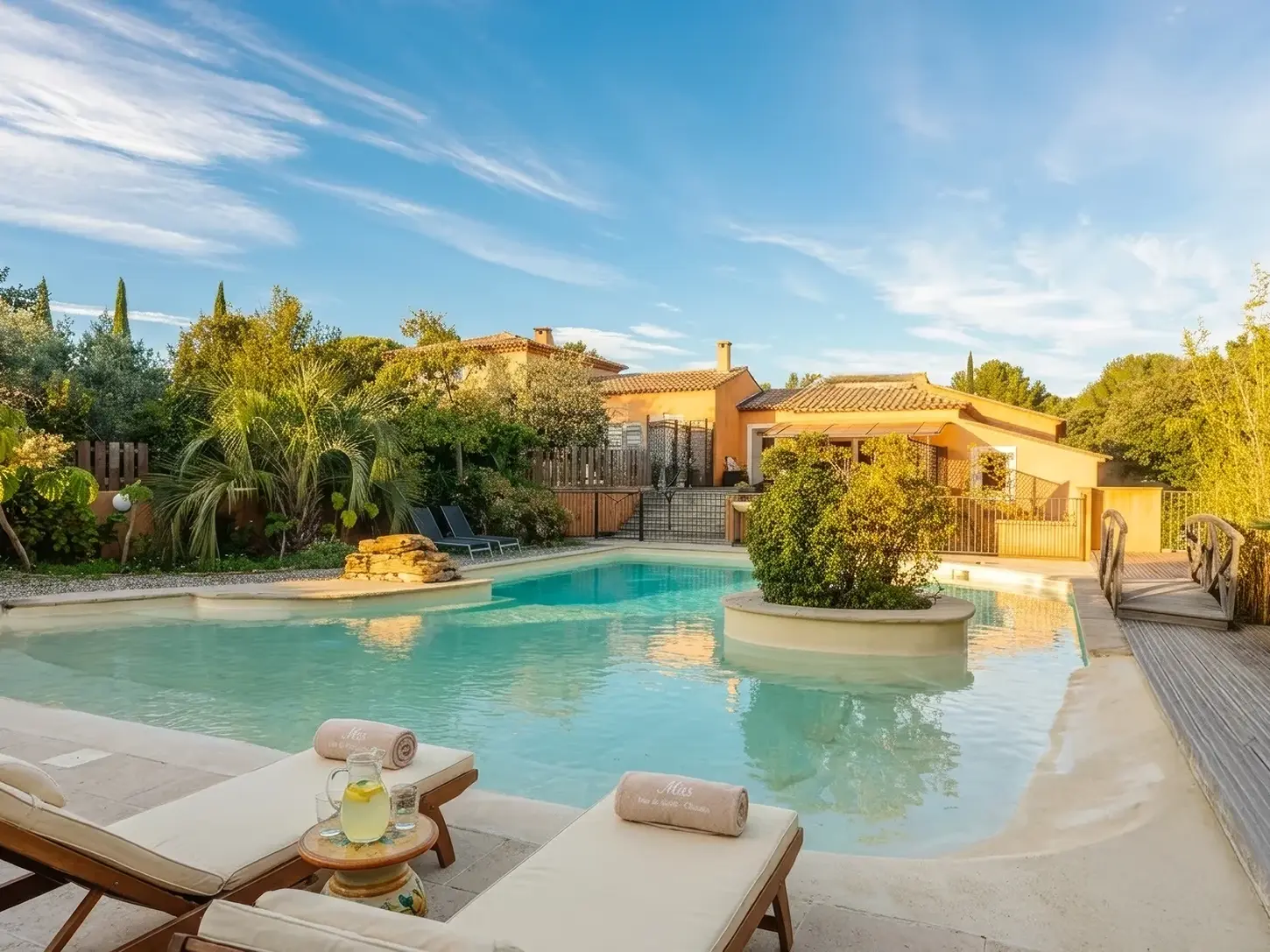 Piscine partagée du Mas des Bouteillans entourée de lavande, en Provence