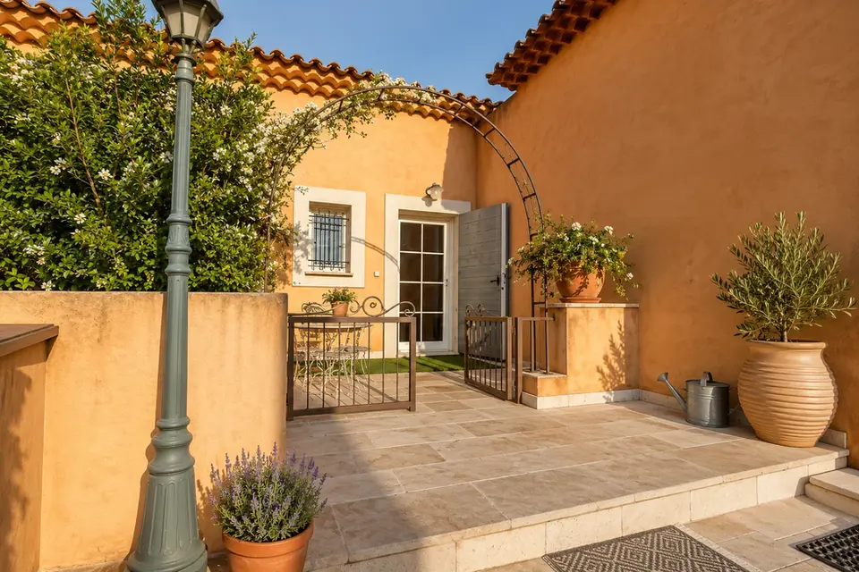 Terrasse avec barbecue du gîte Les Myrtes au Mas des Bouteillans, La Cadière-d'Azur