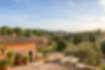 Terrasse en pierre avec vue sur la campagne provençale et les cyprès