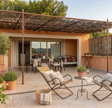 Terrasse avec vue mer du gîte Le Mûrier au Mas des Bouteillans, La Cadière-d'Azur