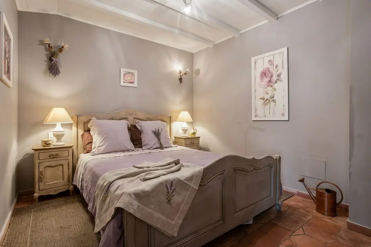 Chambre de l'appartement climatisé, Mas des Bouteillans