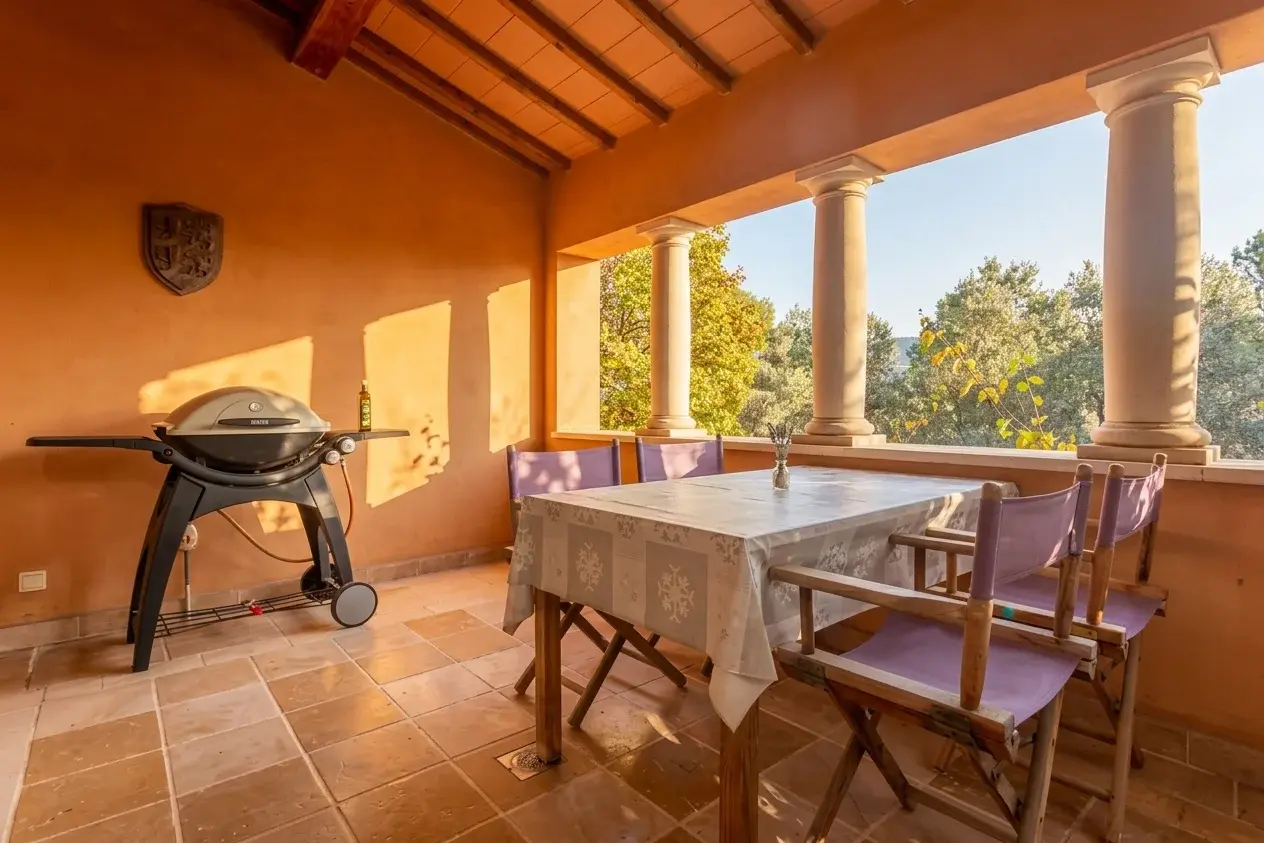 Terrasse en pierre d'un gîte du Mas des Bouteillans avec vue sur les vignobles de Bandol